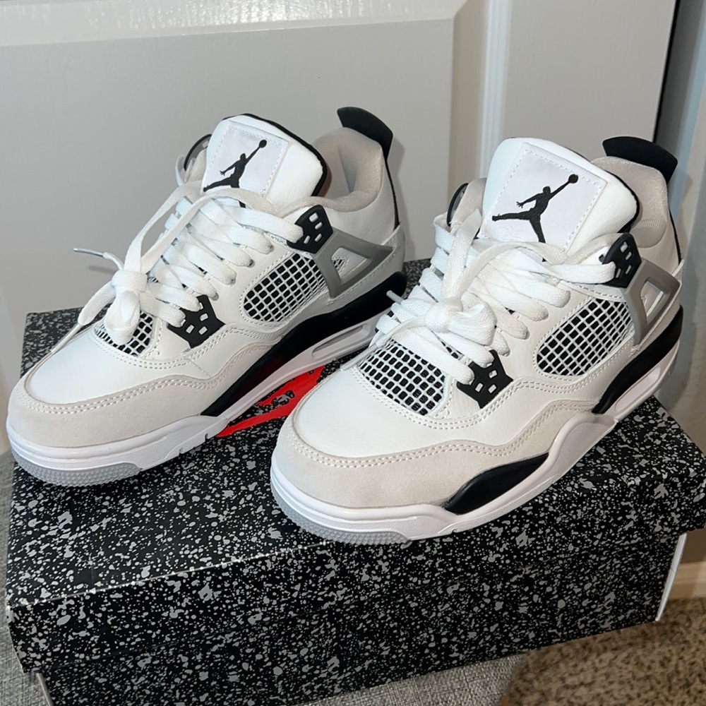 Air Jordan 4 Retro “Military Black” Men’s Size 6 Women’s 7.5